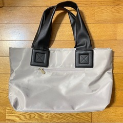 ポケットの多いバッグ（ベージュ）の画像