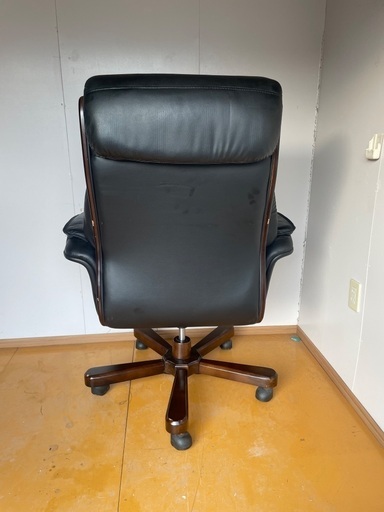 本革回転椅子。キャプテンシート。キャスター付き。