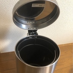 【無料】IKEA ペダル式ゴミ箱（小）　の画像
