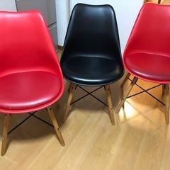 無料！赤二脚のみ！ニトリの椅子の画像