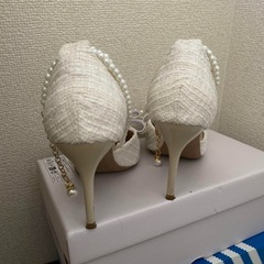 ホワイトツイードパンプスの画像