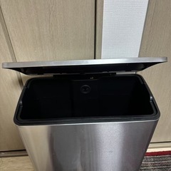 ペダル式ステンレスゴミ箱 の画像