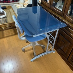 椅子付きコンピューターテーブル
