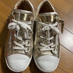キャサリンハムネット　スニーカー　ゴールド