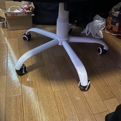 キャスターチェアー白の画像