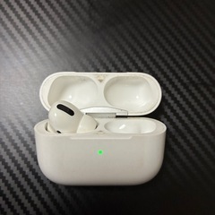 AirPods 本体と左耳のみ