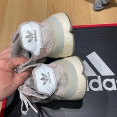 adidas スニーカー レディースの画像