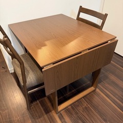 ダイニングテーブル、ソファの画像