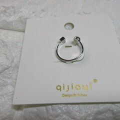 アクセサリーいろいろ　今週のみ100円均一　テーブルの上に載せてます