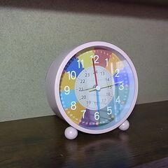 ほぼ新品 置時計 ピンク 高さ12cm　子供部屋 知育時計 24時間表記の画像