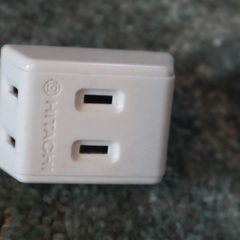 トリプルタップ フロントタイプ 1つのコンセントから3口に電源を分配することができるの画像
