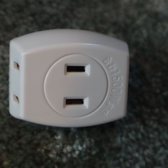 トリプルタップ フロントタイプ 1つのコンセントから3口に電源を分配することができるの画像