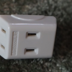 トリプルタップ フロントタイプ 1つのコンセントから3口に電源を分配することができるの画像