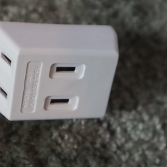 トリプルタップ フロントタイプ 1つのコンセントから3口に電源を分配することができるの画像