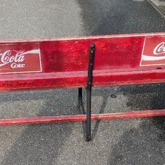 コカ・コーラの木製ベンチの画像