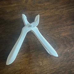 熱い皿をつかむトング　鍋つかみ　プラスチック製