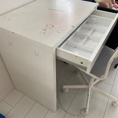 IKEA 子供用デスクの画像