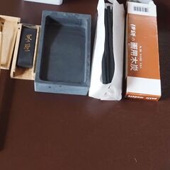 筆、筆洗い、墨、画用木炭、墨台、習字、図工