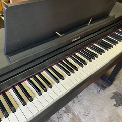 【済】Roland 電子ピアノ 88鍵盤 サテンブラック ペダル3本 椅子付きの画像