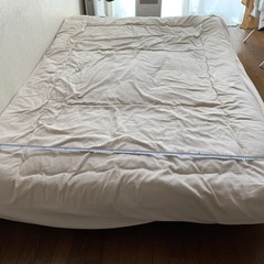 小さめのダブルベッド（概算寸法:130cm×190cm）