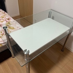 ダブルベット&ダイニングテーブルの画像