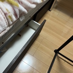 ダブルベット&ダイニングテーブルの画像