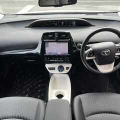 ■トヨタ　プリウス■H29年式　約60,000km 9インチNAVI　エアロ　ワンオーナー　　の画像