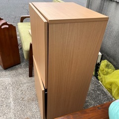 収納棚　２段　扉付き　棚　カラーボックス【♻️お売りいただけるお品物あれば、来店時ぜひお持ちください(総合買取)♻️】 の画像