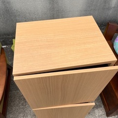 収納棚　２段　扉付き　棚　カラーボックス【♻️お売りいただけるお品物あれば、来店時ぜひお持ちください(総合買取)♻️】 の画像