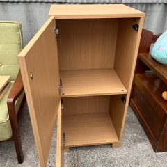 収納棚　２段　扉付き　棚　カラーボックス【♻️お売りいただけるお品物あれば、来店時ぜひお持ちください(総合買取)♻️】 の画像