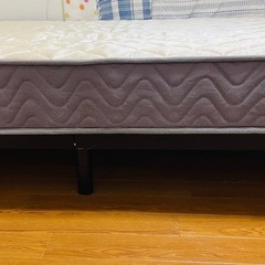 セミダブルベッドとフレームの画像