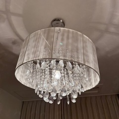 電子ピアノ　シャンデリア調ライトの画像