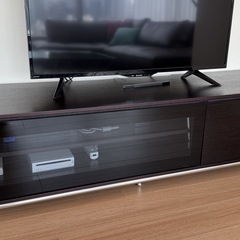 ６５インチまでの液晶テレビに対応した高級テレビ台