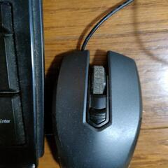 ゲーミングパソコンのキーボードとマウスの画像