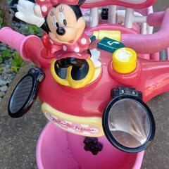 ミニーちゃん三輪車と車の画像