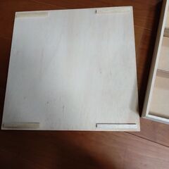 お皿が入ってた木箱　仕切りは固定されてますの画像
