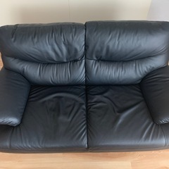 ソファー黒ブラック2人掛け中古・合皮、足4本付きの画像