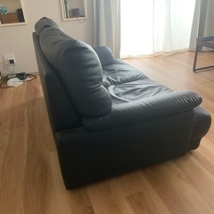 ソファー黒ブラック2人掛け中古・合皮、足4本付きの画像