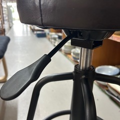 ブラウンのカウンターチェアの画像
