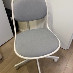 【イケアIKEA2脚セット／オフィスチェア】グレー＋グリーンの画像