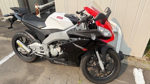 大幅改造アプリリアRS4 50 2スト世界最大の原付バイク