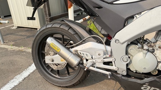 大幅改造アプリリアRS4 50 2スト世界最大の原付バイク (Frontieer