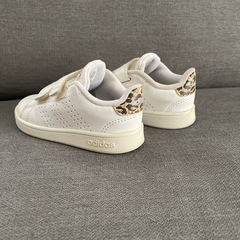 adidasベビースニーカー