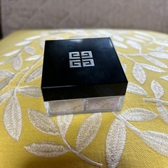 ジバンシィ　プリズムリーブルトラブル　ルースパウダー　0.75g