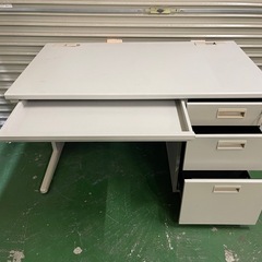片袖スチール机　カギあり　配線穴あり　
