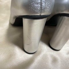 【新品タグ付き】H&M グレーのパンプス（定価：4999円）の画像