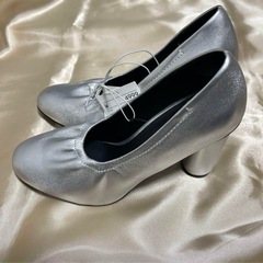 【新品タグ付き】H&M グレーのパンプス（定価：4999円）の画像