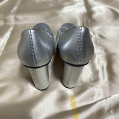 【新品タグ付き】H&M グレーのパンプス（定価：4999円）の画像