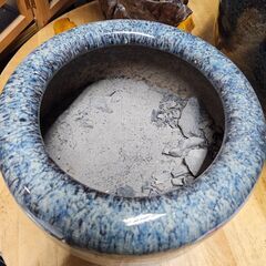 リサイクルショップどりーむ天保山店　No2528　火鉢　直径24.5㎝　陶器　炭道具　中古の灰が入ったままですが現状品販売です！の画像