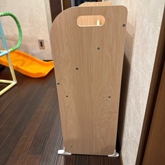 子供の絵本ラックの画像